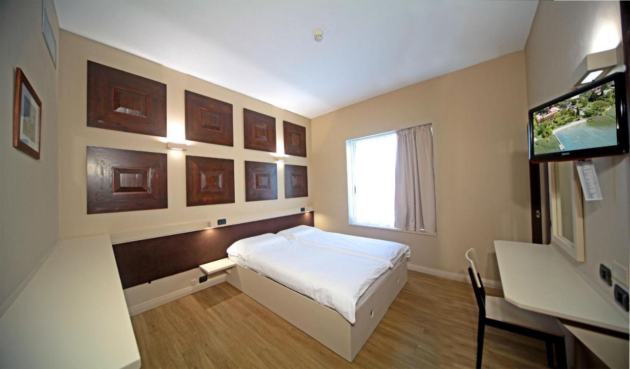 סירמיונה Hotel La Pauel מראה חיצוני תמונה