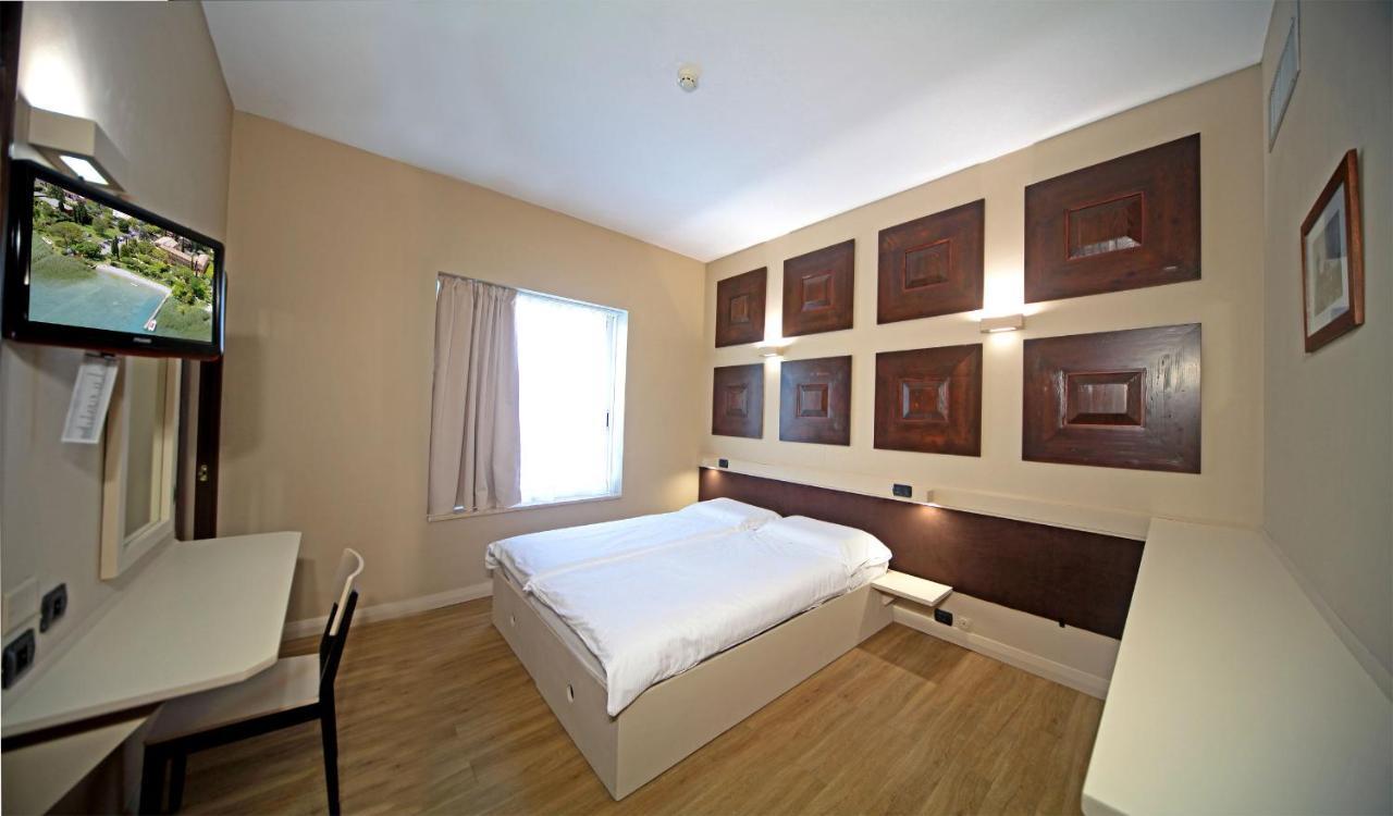 סירמיונה Hotel La Pauel מראה חיצוני תמונה